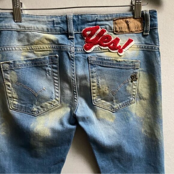 Stylish Blue Jeans with Red Accent - Picture 5 of 12